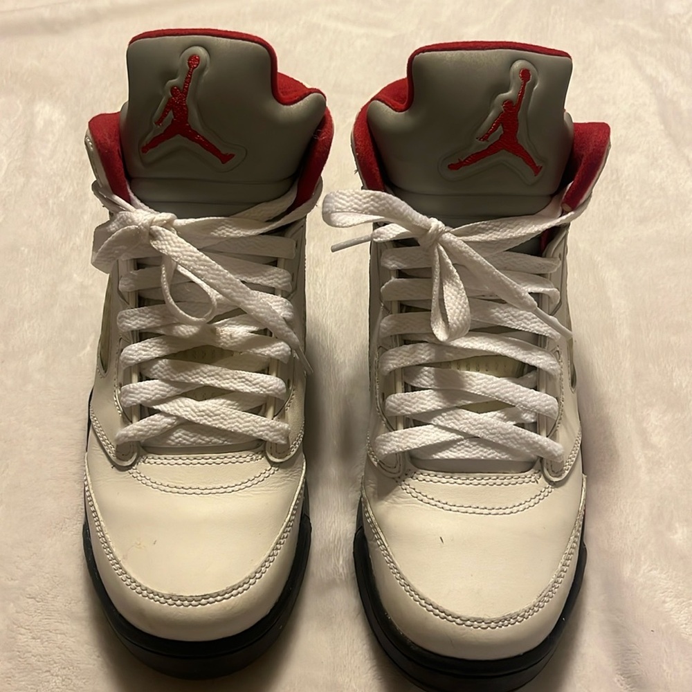 Never worn boys size 6 Y Air Jordan sneakers